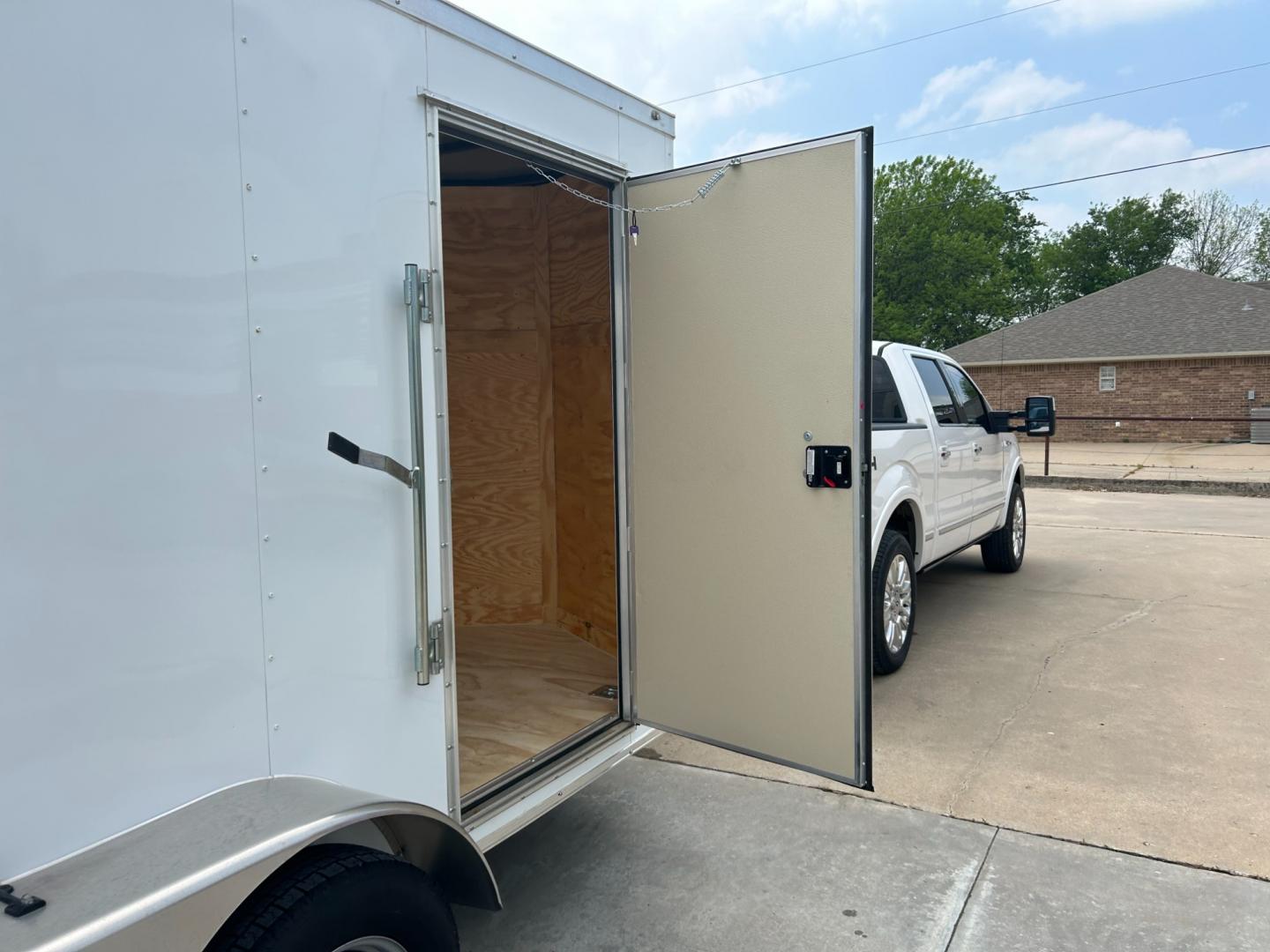 2023 White DIAMOND CARGO ENCLOSED TRAILER (53NBE1220P1) , located at 17760 Hwy 62, Morris, OK, 74445, 35.609104, -95.877060 - Photo#9